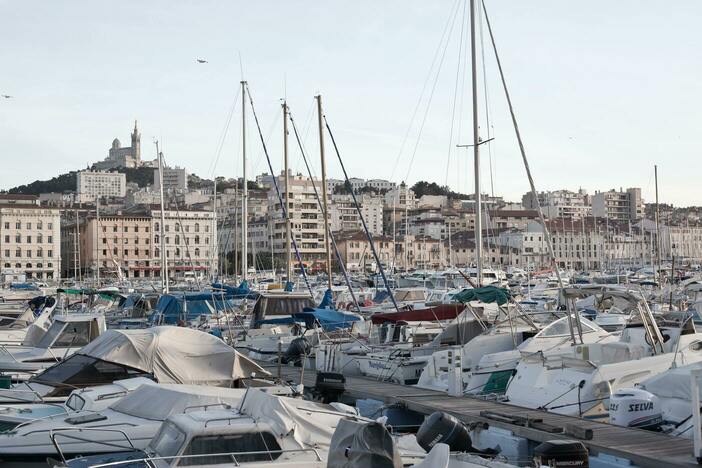 Vieux Port de Marseille - Vue panoramique du port historique avec ses bateaux